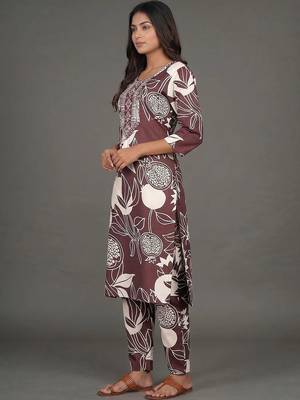 tailored women printed kurta with trousers 6