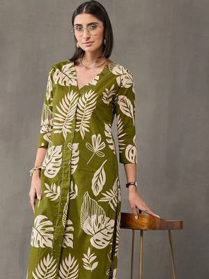 tailored women printed kurta with trousers 5