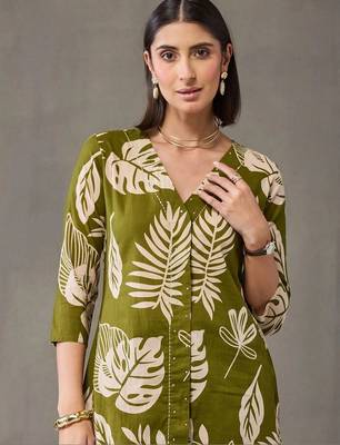 tailored women printed kurta with trousers 6