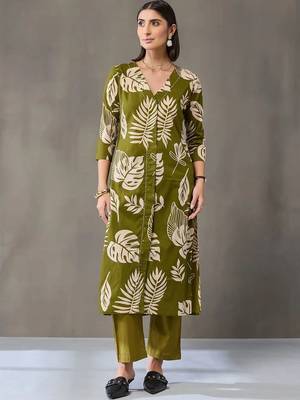 tailored women printed kurta with trousers 7