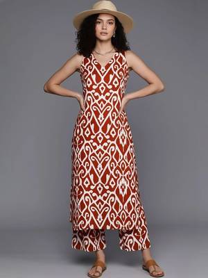 tailored women printed kurta with trousers 4