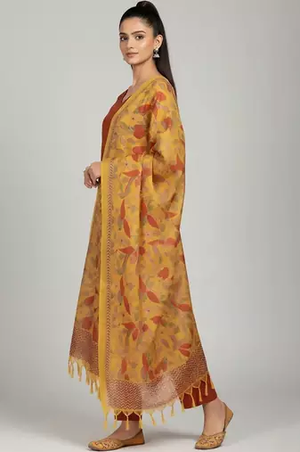 smart women kurta with trousers with dupatta