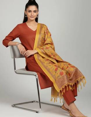 smart women kurta with trousers with dupatta 5