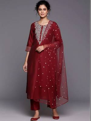 everyday workwear women embroidered kurta with trousers with dupatta 2