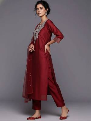 everyday workwear women embroidered kurta with trousers with dupatta 5