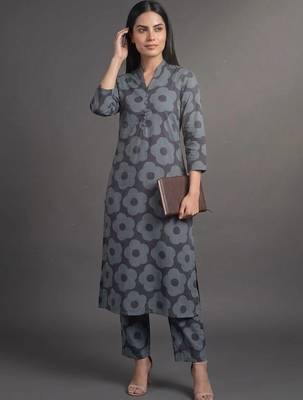 tailored women printed kurta with trousers 3