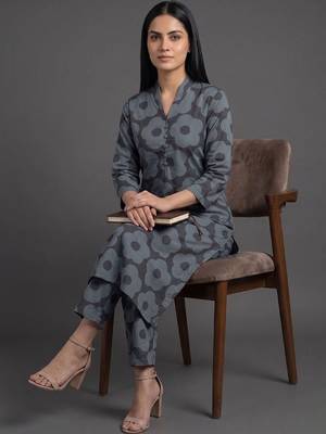 tailored women printed kurta with trousers 4
