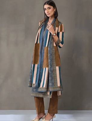 smart women printed kurta with trousers with dupatta 7