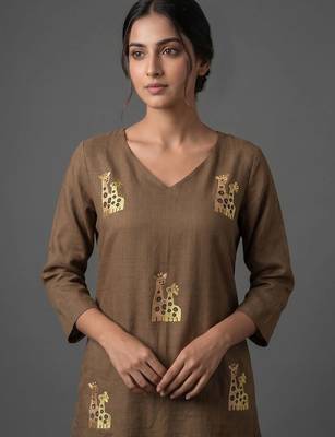 structured women embroidered kurta with trousers 3