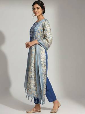 smart women embroidered kurta with trousers with dupatta 3