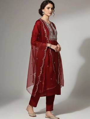structured women embroidered kurta with trousers with dupatta 4