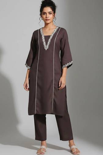 smart women embroidered kurta with trousers