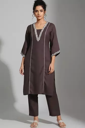 smart women embroidered kurta with trousers