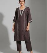 smart women embroidered kurta with trousers