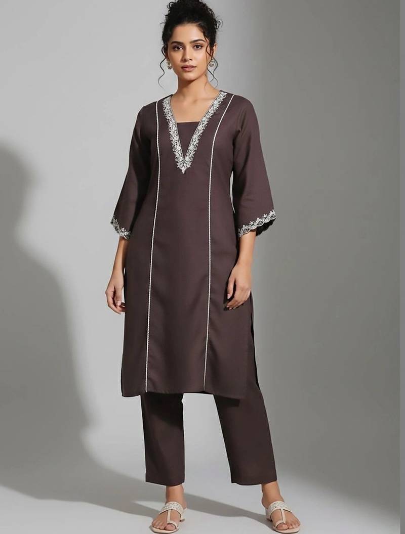 smart women embroidered kurta with trousers