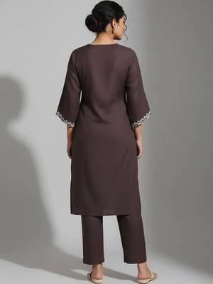 smart women embroidered kurta with trousers 2