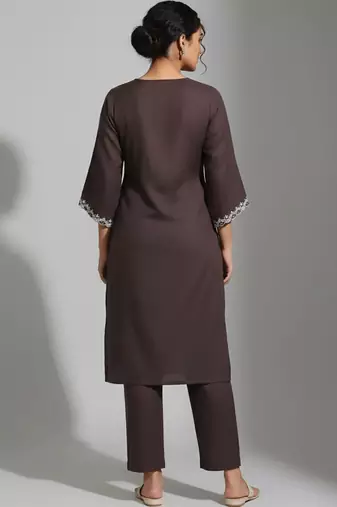 smart women embroidered kurta with trousers