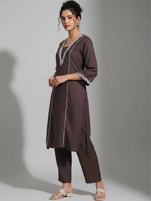 smart women embroidered kurta with trousers 3