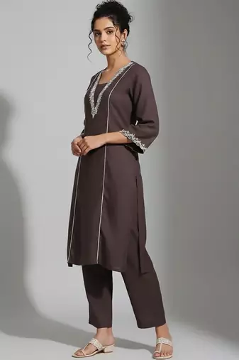 smart women embroidered kurta with trousers