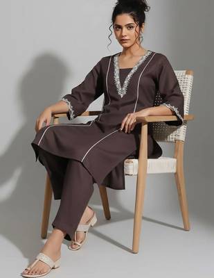 smart women embroidered kurta with trousers 4