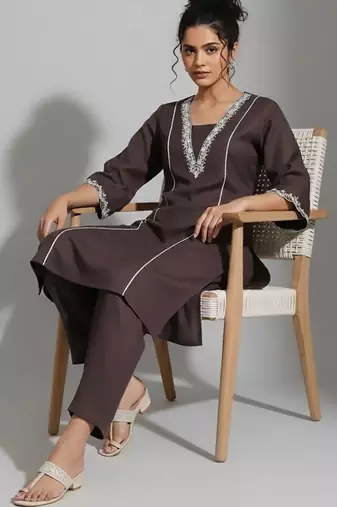 smart women embroidered kurta with trousers