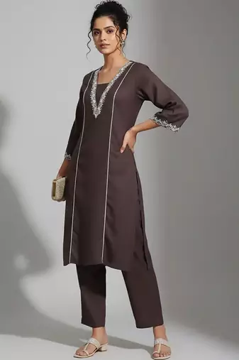 smart women embroidered kurta with trousers