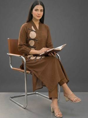 tailored women printed kurta with trousers 3