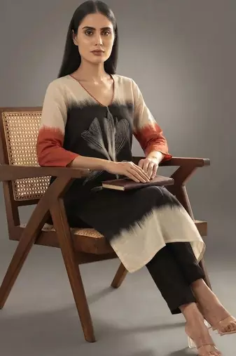 smart women dyed kurta with trousers