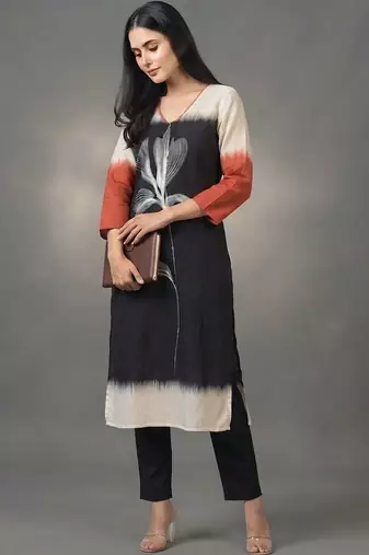 smart women dyed kurta with trousers