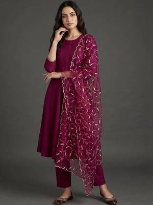 everyday workwear women kurta with trousers with dupatta 6