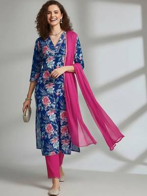 smart women printed kurta with trousers with dupatta 5