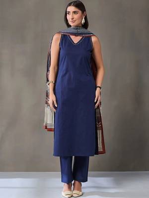 formal women ethnic motifs regular cotton kurta with trousers & with dupatta 3