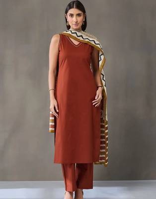 structured women regular cotton kurta with trousers & with dupatta 3