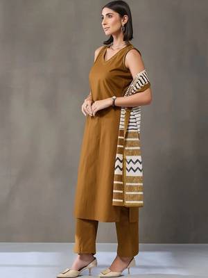 tailored women regular cotton kurta with trousers & with dupatta 3