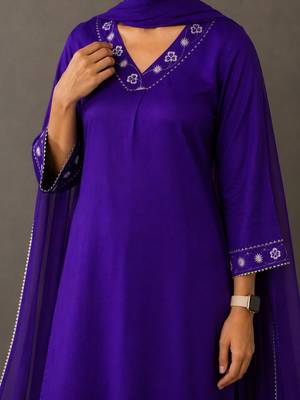 smart women ethnic motifs embroidered regular thread work kurta with trousers & with dupatta 3
