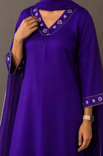 smart women ethnic motifs embroidered regular thread work kurta with trousers & with dupatta