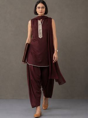 tailored women ethnic motifs embroidered regular thread work kurta with patiala & with dupatta 4