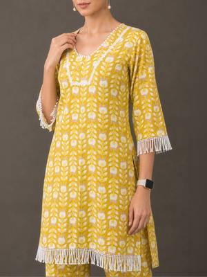 structured women floral printed regular cotton kurta with trousers 3