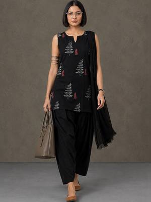 structured women ethnic motifs printed regular cotton kurta with patiala & with dupatta 4