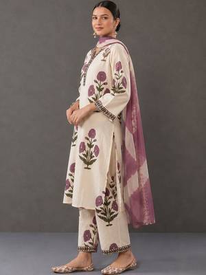 smart women floral printed regular thread work cotton kurta with trousers & with dupatta 4