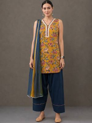 structured women floral printed regular cotton kurta with palazzos & with dupatta 1