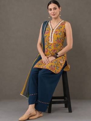 structured women floral printed regular cotton kurta with palazzos & with dupatta 2
