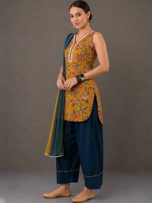 structured women floral printed regular cotton kurta with palazzos & with dupatta 4