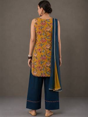 structured women floral printed regular cotton kurta with palazzos & with dupatta 5