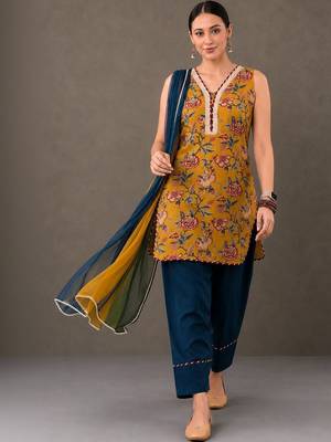 structured women floral printed regular cotton kurta with palazzos & with dupatta 7