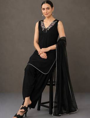 tailored women regular thread work kurta with patiala & with dupatta 3