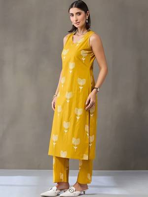 formal women floral printed regular cotton kurta with trousers 2