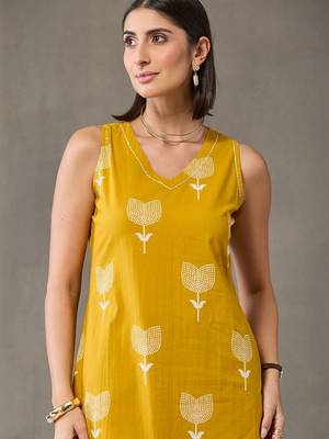 formal women floral printed regular cotton kurta with trousers 6