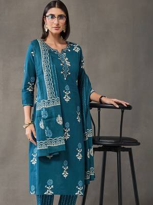 formal women floral printed regular cotton kurta with trousers & with dupatta 2