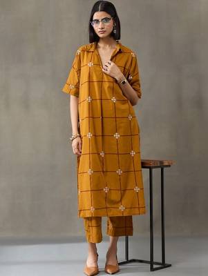 smart women printed regular cotton kurta with trousers 3